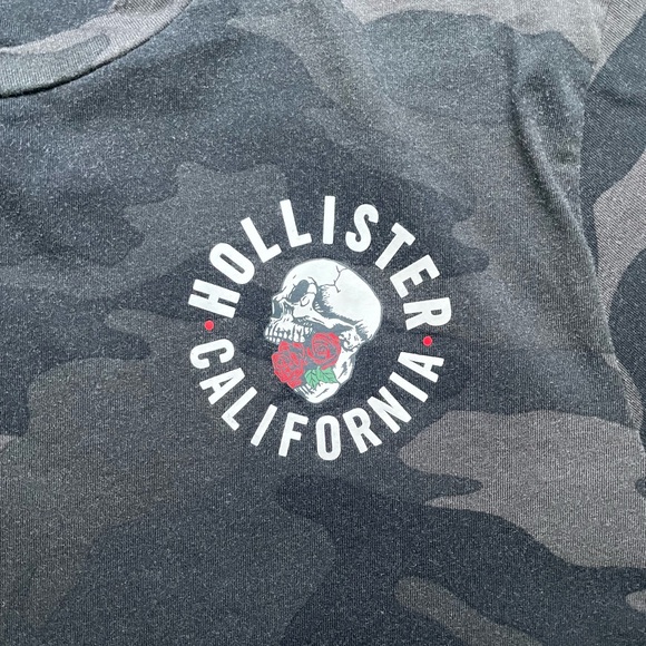 Hollister Co. California Skull and Roses Camo Tee. - Picture 3 of 6